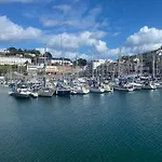 4 Bed-Sleeps 8-Sea View-Pets-Parking
