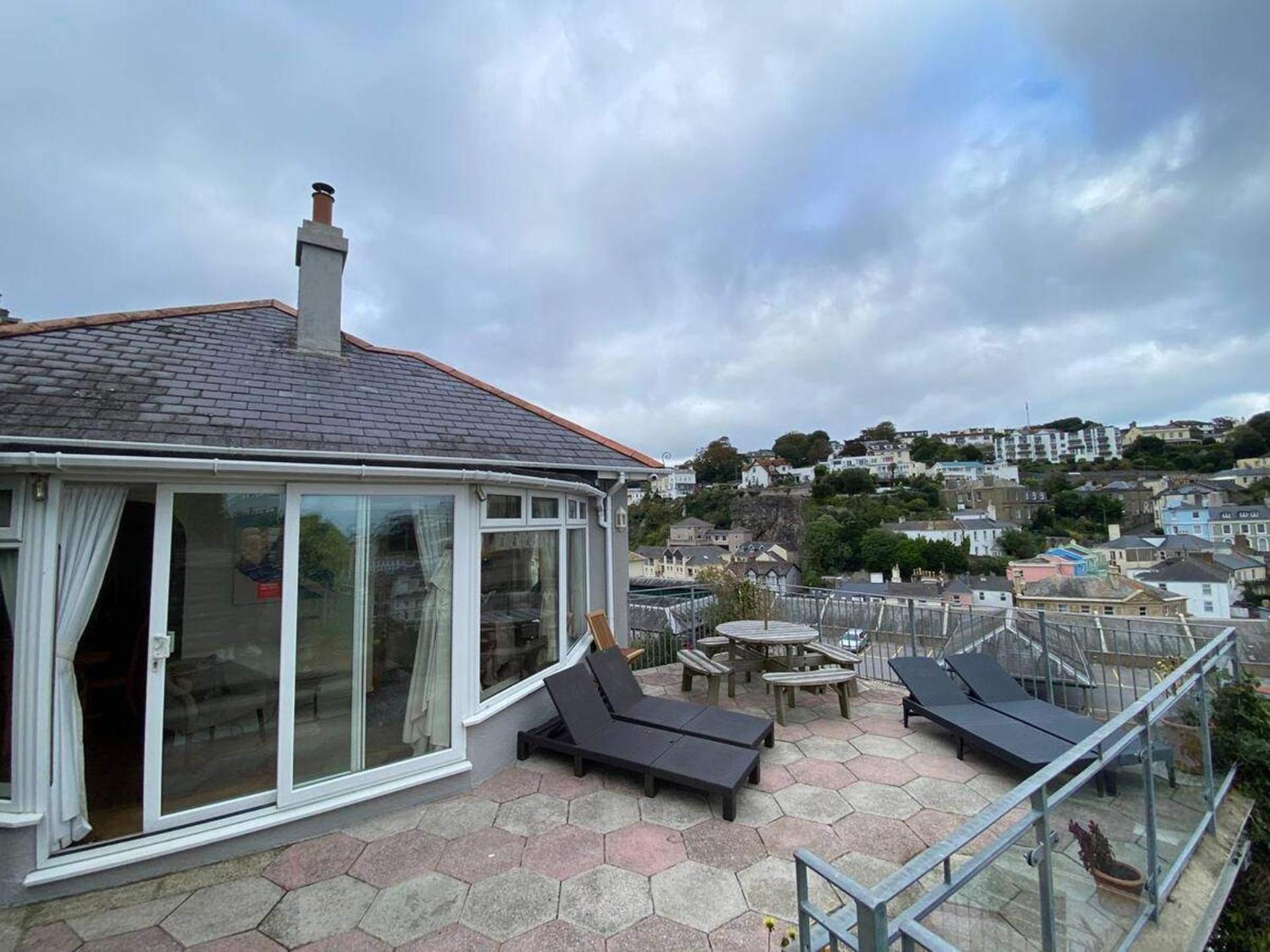 Holiday home 4 Bed-sleeps 8-sea View-pets-parking Torquay