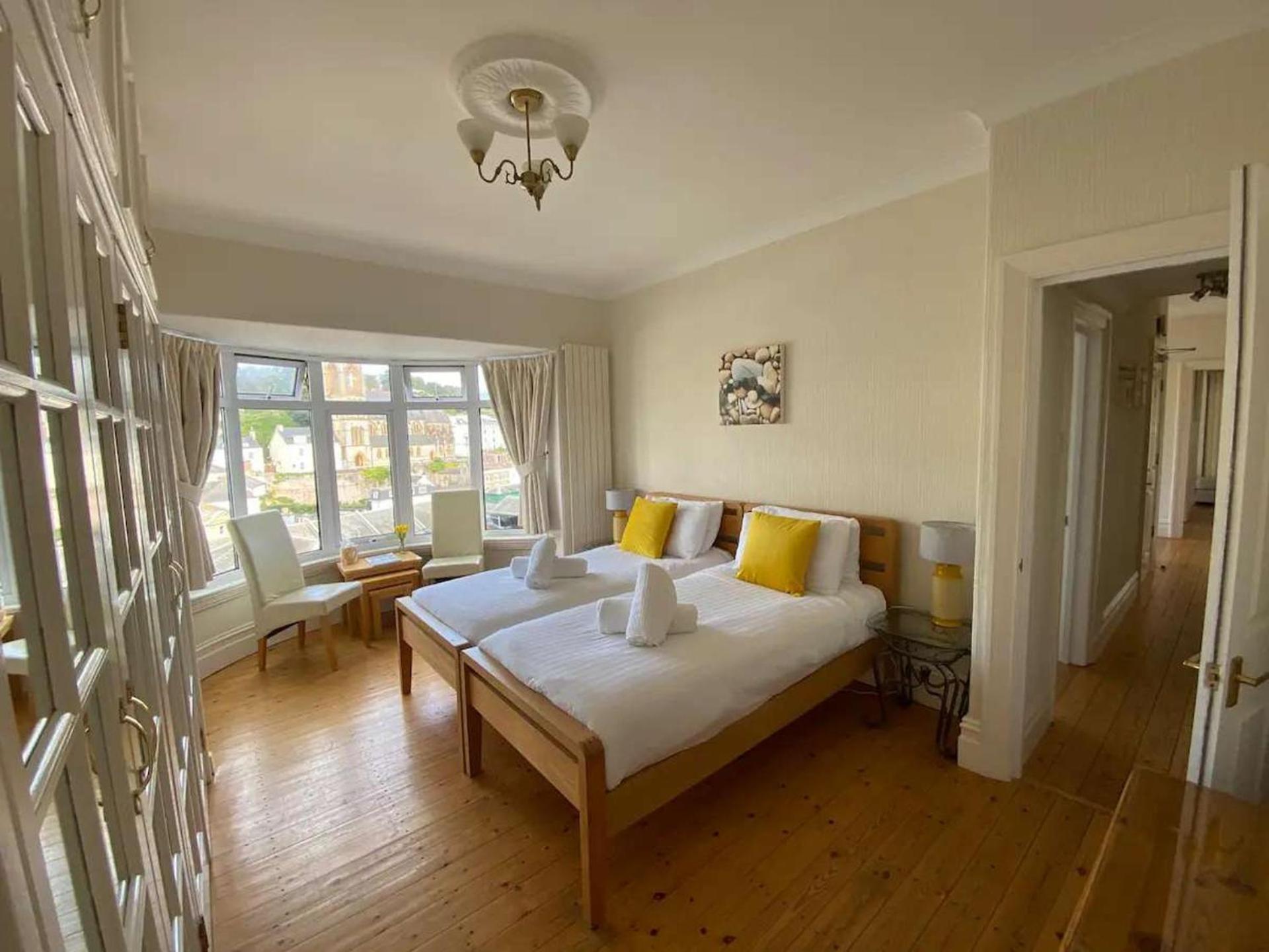 4 Bed-sleeps 8-sea View-pets-parking