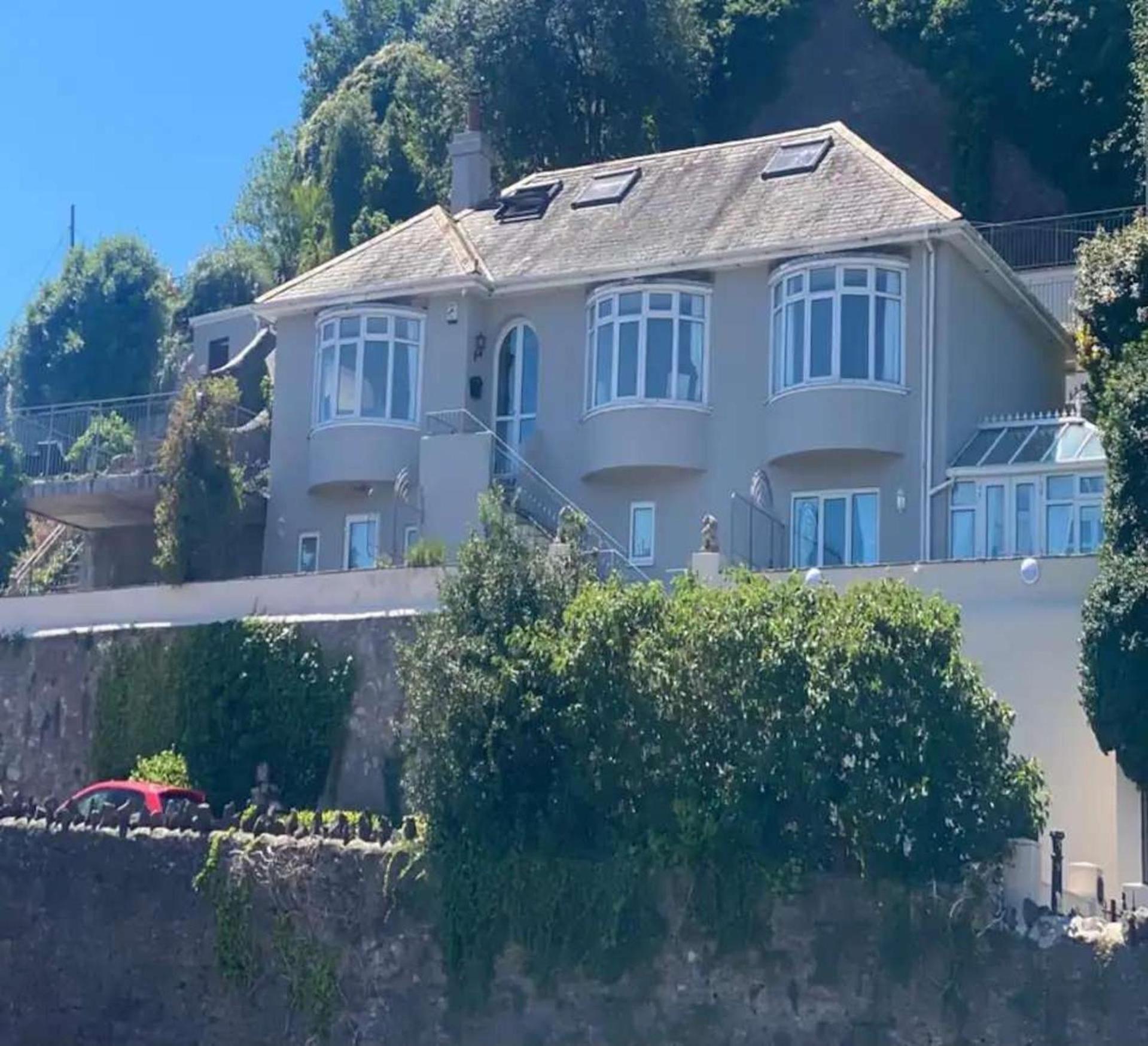 Holiday home 4 Bed-sleeps 8-sea View-pets-parking *