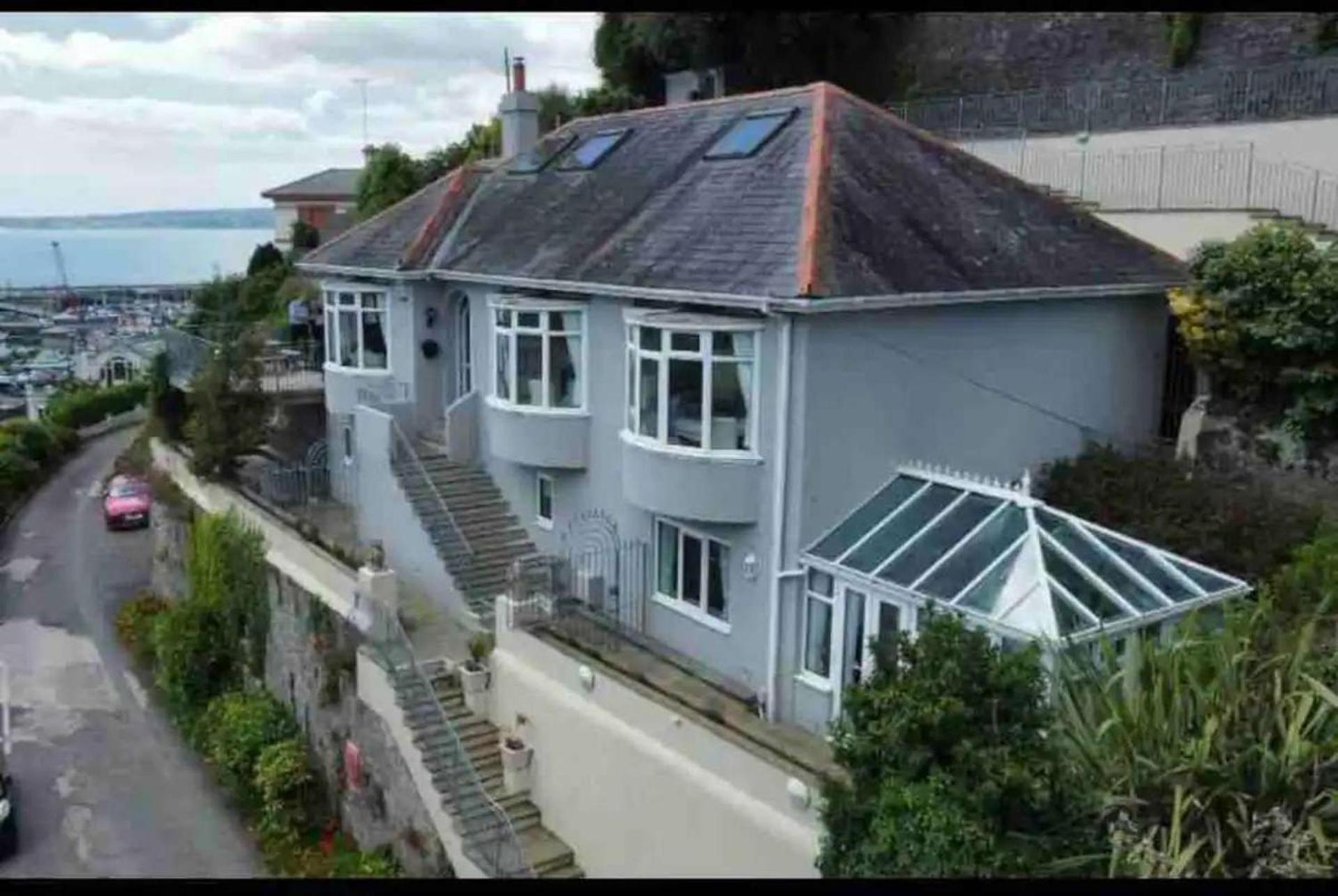4 Bed-sleeps 8-sea View-pets-parking