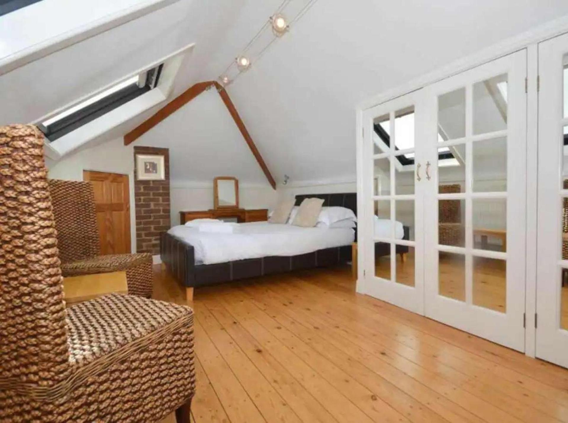 4 Bed-sleeps 8-sea View-pets-parking *