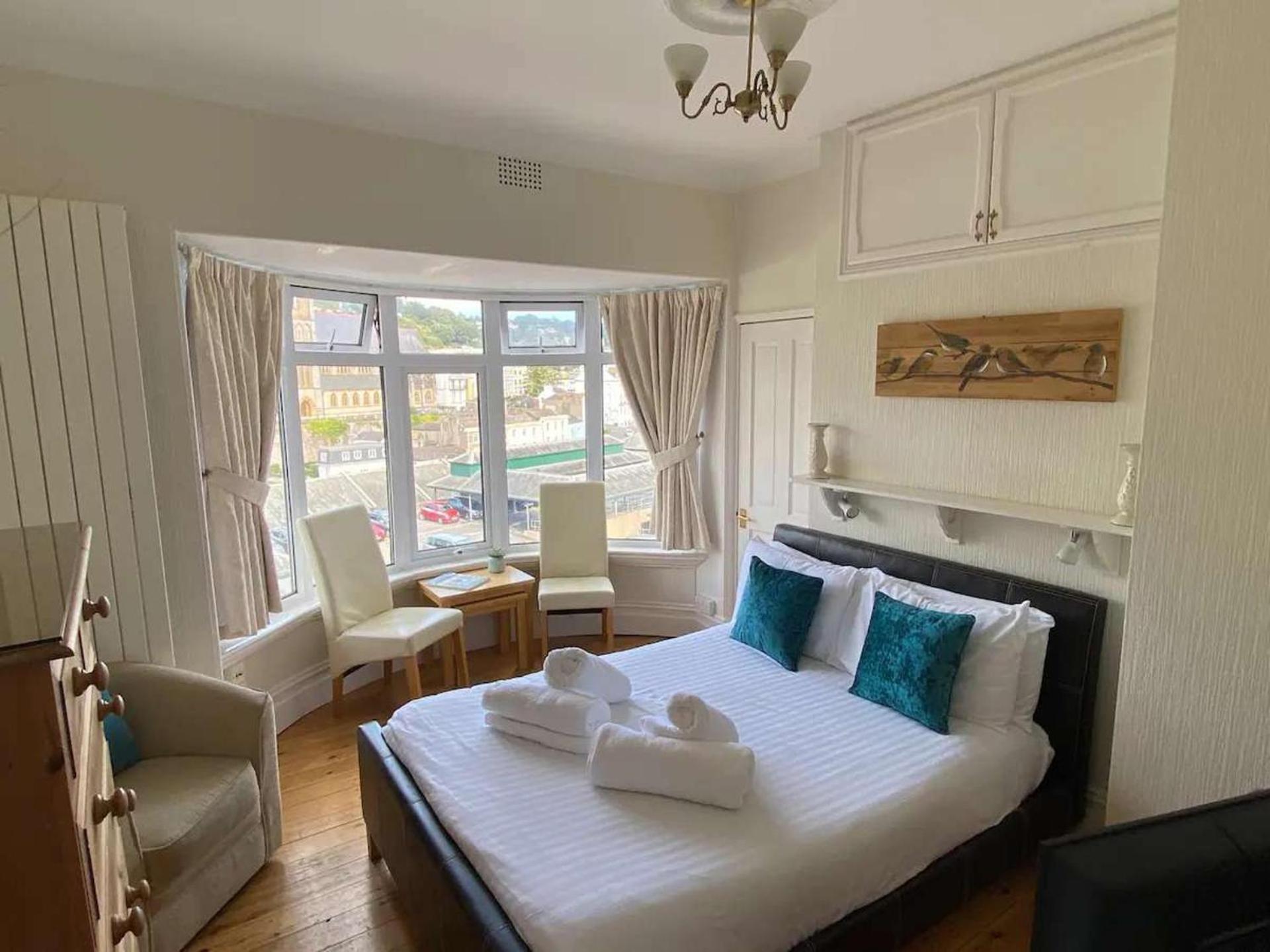 Holiday home 4 Bed-sleeps 8-sea View-pets-parking Torquay