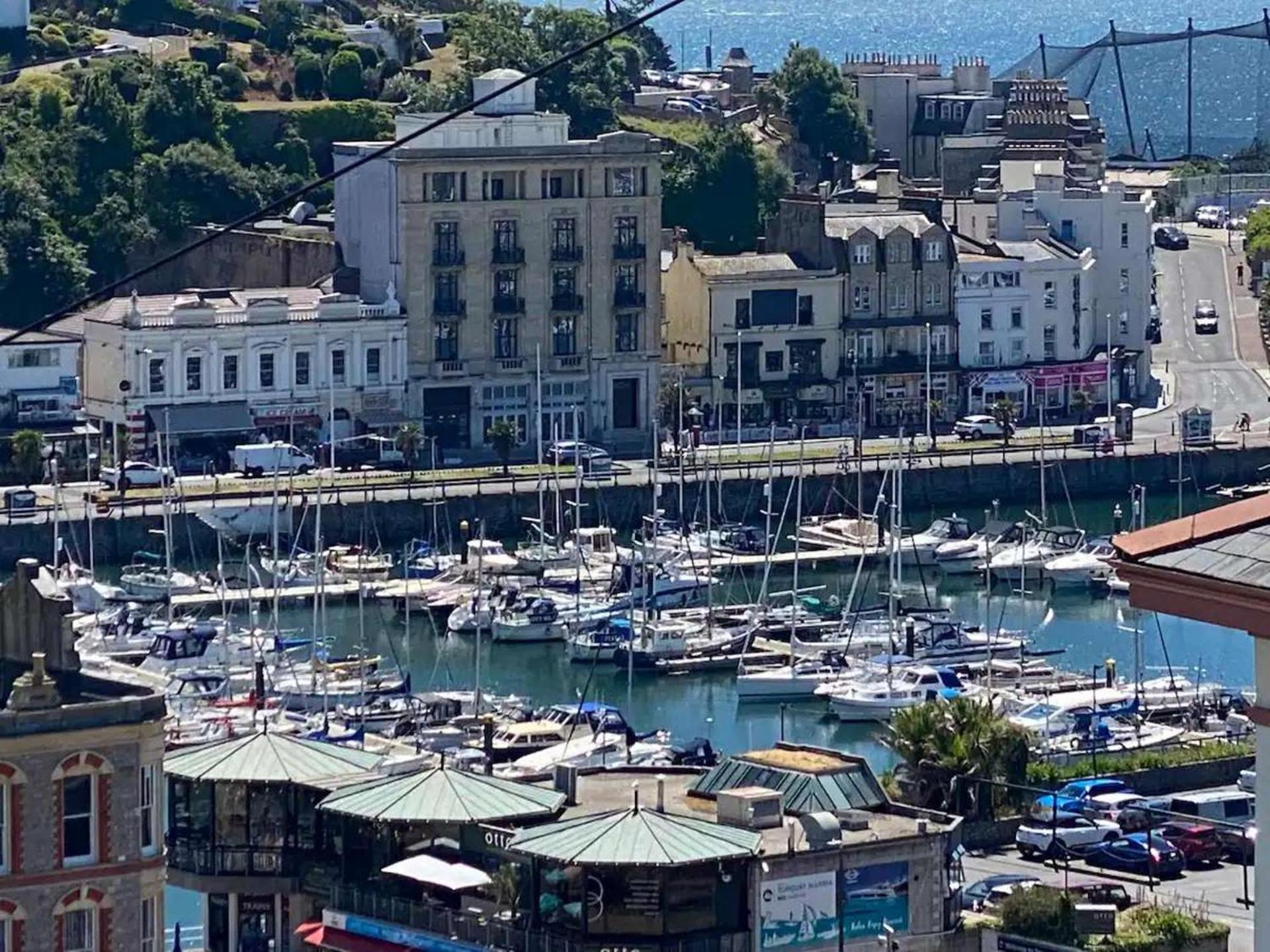 4 Bed-sleeps 8-sea View-pets-parking * Torquay