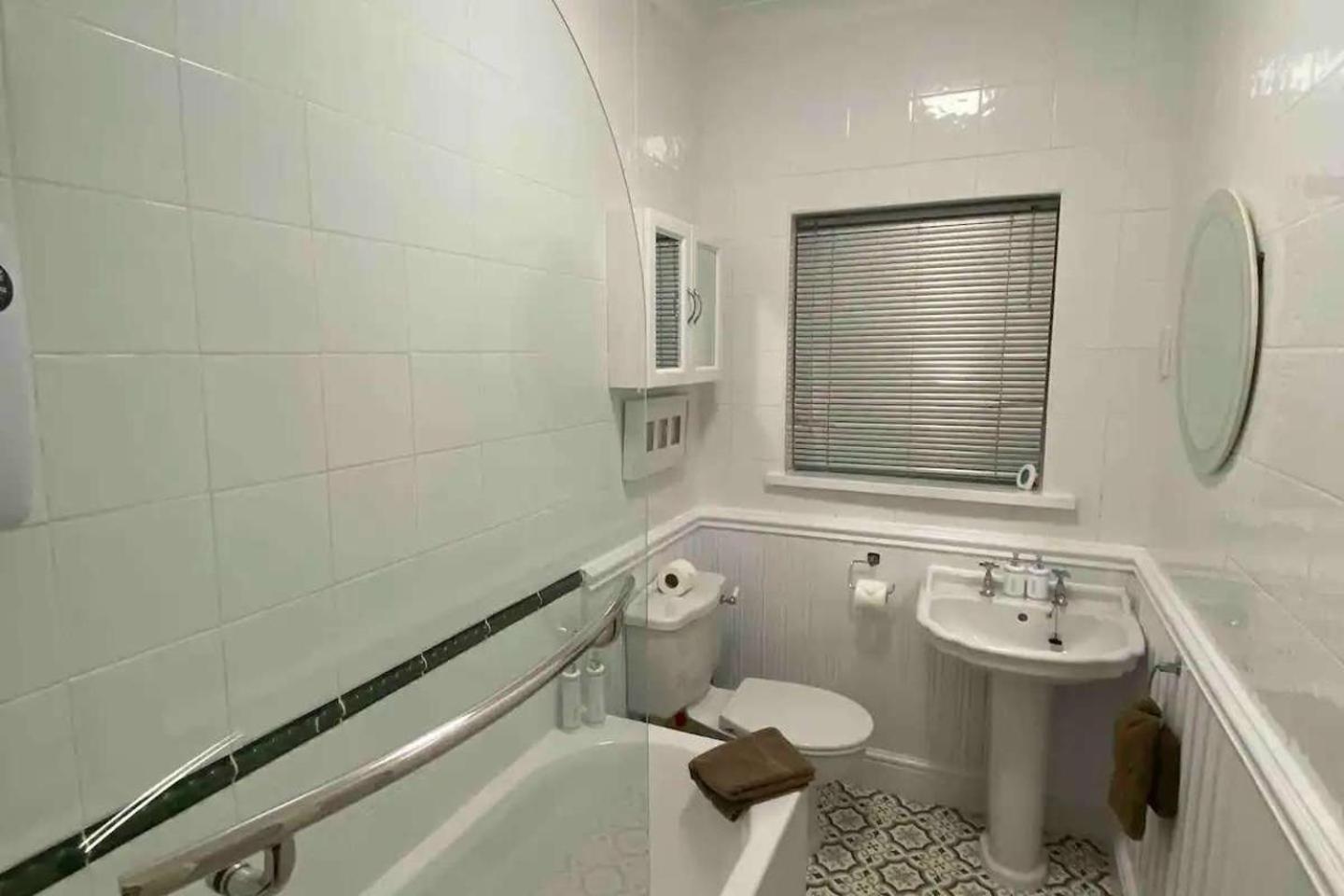 4 Bed-sleeps 8-sea View-pets-parking Torquay