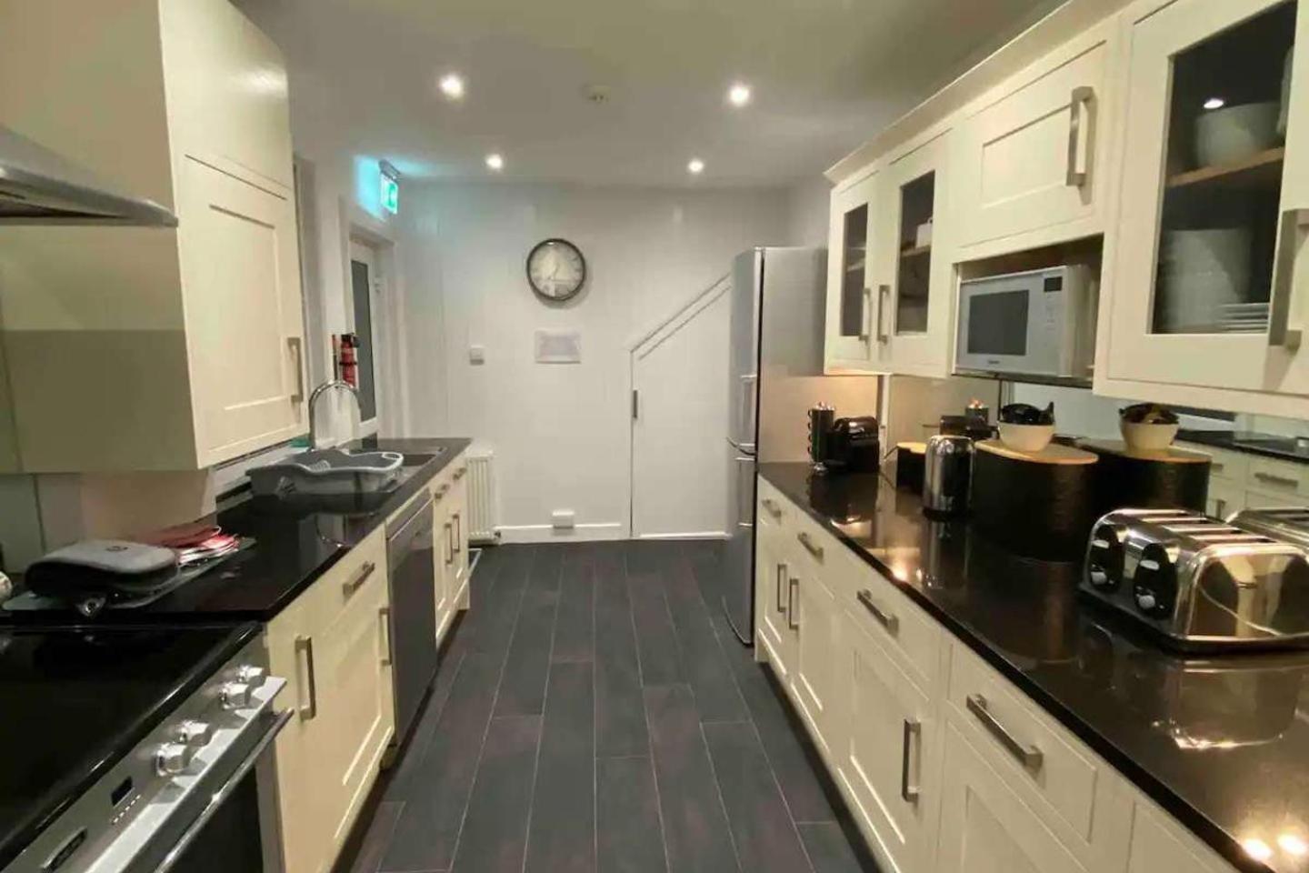 4 Bed-sleeps 8-sea View-pets-parking Holiday home *