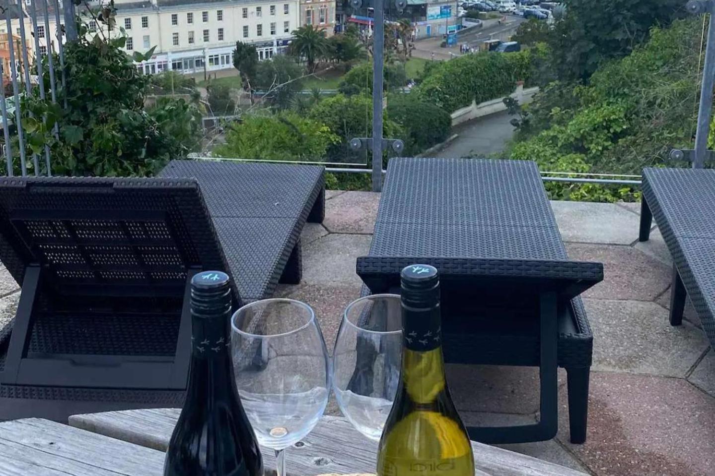 4 Bed-sleeps 8-sea View-pets-parking Holiday home Torquay